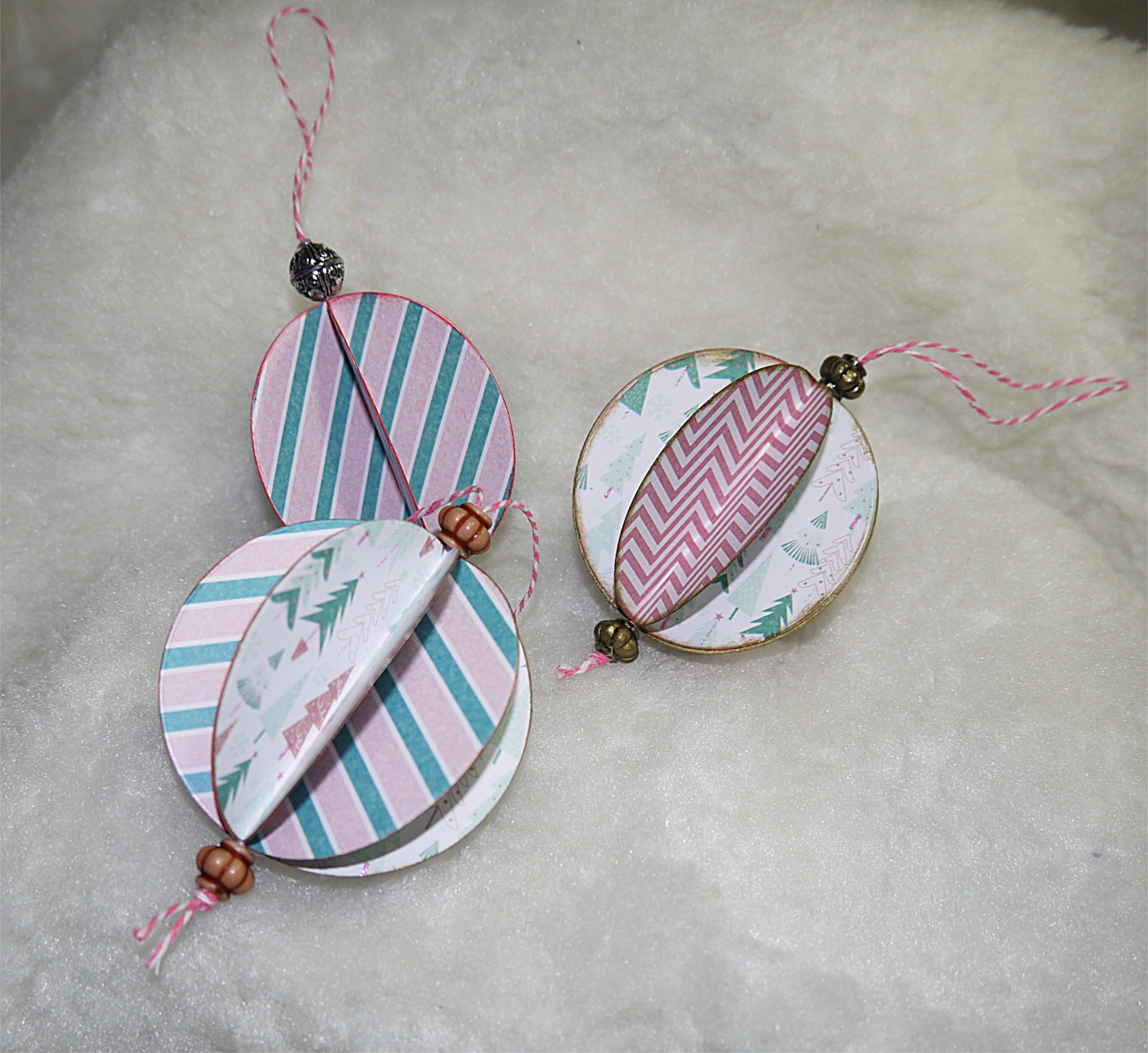 Boules de Noel Coloris Rose et Vert en Papier Cartonné Scrapbooking