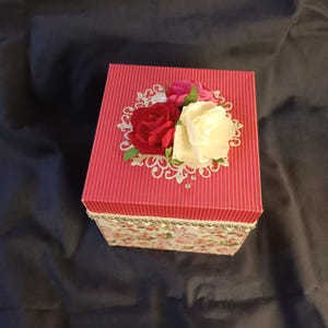 Boîte cadeau à explosion fleurie cœur