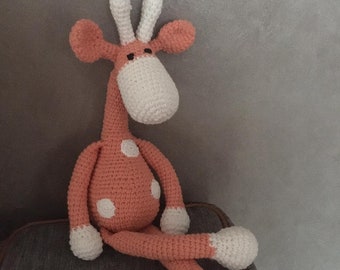 Jouet doudou peluche girafe fait main au crochet