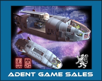 Puede incluir: Un modelo de nave espacial futurista impreso en 3D con una bahía de carga abierta. El modelo está impreso en plástico gris y blanco y tiene una escala de 28 mm. El modelo está diseñado para su uso en juegos de mesa. La imagen también incluye el texto "ADENT GAME SALES".