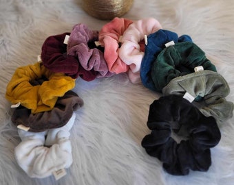 Scrunchie-Haargummis aus kurzem Samt – Erhältlich in 12 Farben – handwerklich handgefertigt