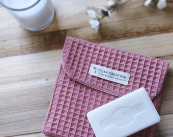 Pouch for wipes or soap - Printed organic cotton gauze - Waterproof interior - Choice of colors