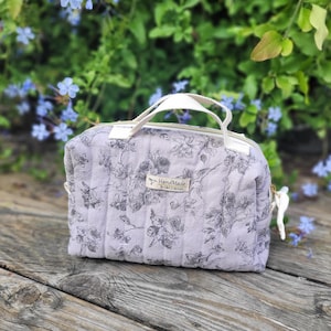 Toiletry or makeup bag - 5 colors to choose from - Vintage floral quilted cotton - Christmas gift - Handmade