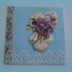 60- carte de voeux  vase pensées violettes et jaunes en 3d