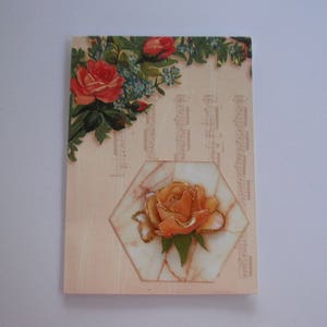 49 - Carte 3d  rose jaune et rouge sur fond de notes de musique