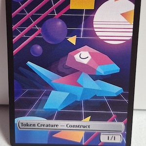 以下が含まれることがあります： レトロなデザインのConstructトークンカード。青とピンクの幾何学的な生き物が、幾何学的な形と「CONSTRUCT」の文字が入った紫と青の背景に描かれています。カードには「Token Creature - Construct」と「1/1」と記載されています。