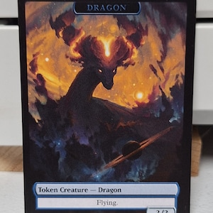 MtG Astral Dragon 3/3 Double Sided Token Alternative Art - EDH, Kommandant, Würfel Draft und Casual