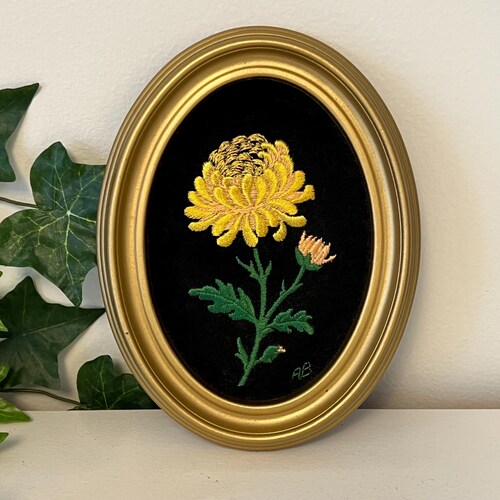 Art floral vintage brodé à l'aiguille | Suspension murale en textile avec cadre de 1969