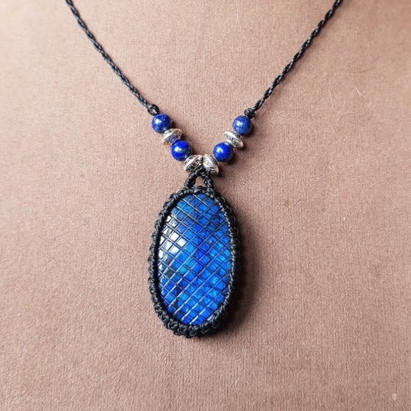 Collier en labradorite sculptée