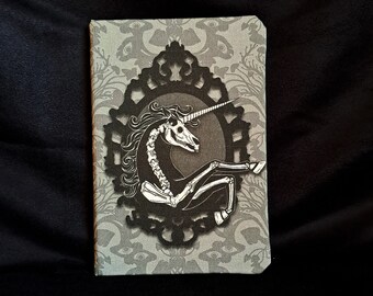 Gothic Notizbuch Skelecorn, A5 Skelett Einhorn dunkel Cottage core Fabelwesen Print Journal