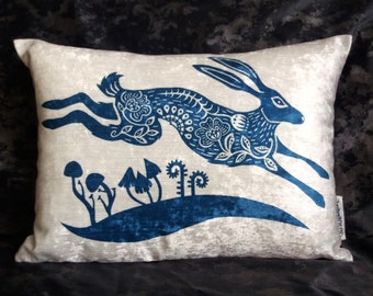 Folk Hase Samt Kissen, Witchy Cottagecore Kissen, Handgemacht