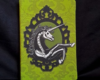 Gothic Notizbuch Skelecorn, A5 Skelett Einhorn dunkel Cottage core Fabelwesen Print Journal