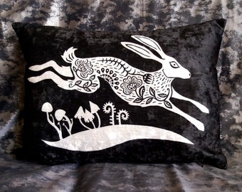 Folk Hare Kissen, Folk Horror Deko Samt Kissen, Hexen Ästhetik, dunkle Natur Cottagecore