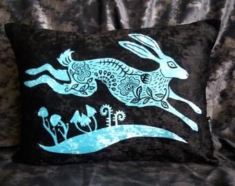 Folk Hase Samtkissen, Witchy Cottagecore Dekor (40 x 30 cm)