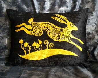 Folklore Hase Samt Kissen, Schwarz und Gold, Witchy Cottagecore Kissen