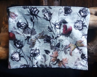 Grosse Zip Pouch Victorian Gothic, handgezeichnet mit Insekten und Rosen