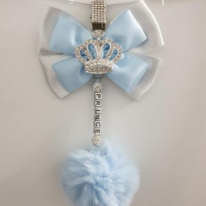 Diamante Krone große Bogen Romany hängende Kinderwagenanhänger Neue Baby-Geschenk Taufe Blau Silber Jungen personalisierte Pom Pom Shamballa Perle