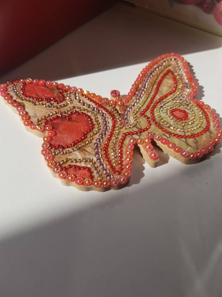 Joli Papillon Décoré de Strass Rouge et Beige Doré... Brillant, Scintillant, Lumineux, Décoration Mu