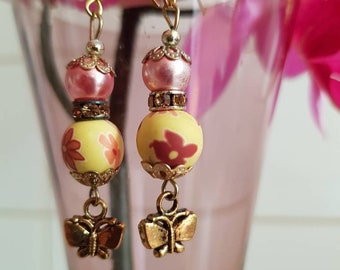 Jolie paire boucles d oreilles  armature dorée pendantes, perles roses jaunes motif fleuri,  femme adolescente féminin bijoux fantaisie.