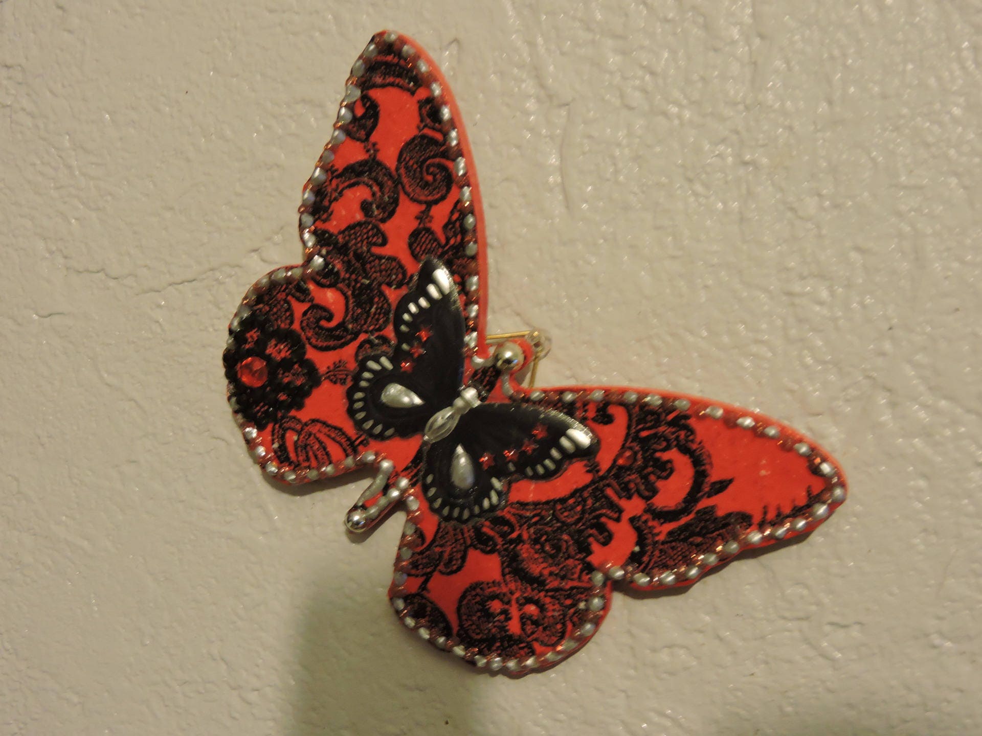 Joli Papillon Rouge et Noir, Recouvert de Perles Strass