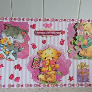 Grande cartão de aniversário intitulado: "Dois filhotes de urso e um gatinho....."
