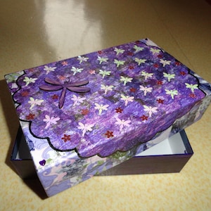 Boite en carton violette organza et libellule