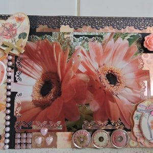 Carte toute occasion intitulée "Marguerites rose saumon" diverses fleurs strass demies perles dentelle papillon orange embellissements metal