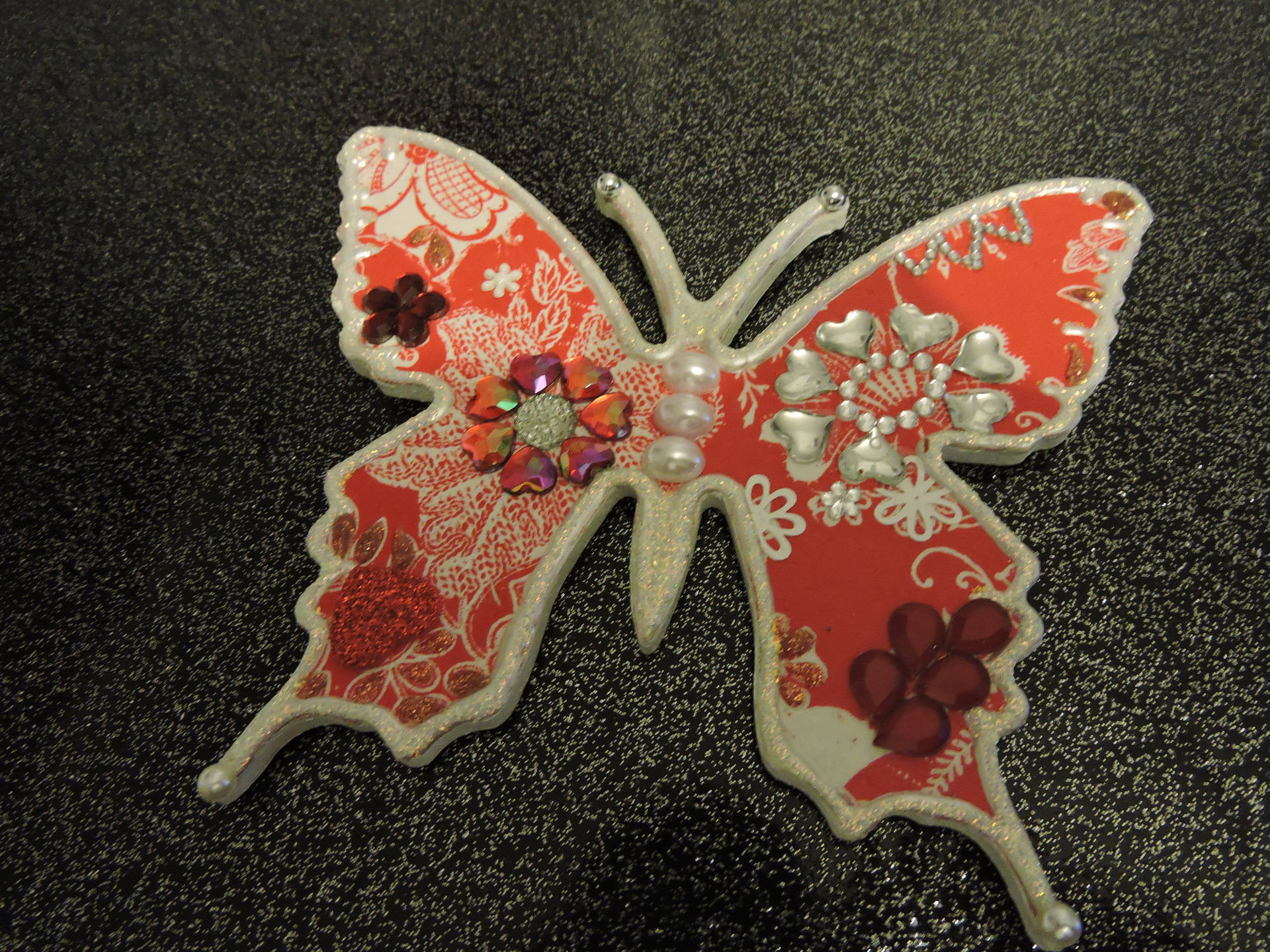 Joli Papillon Blanc et Rouge, Recouvert de Perles Strass5