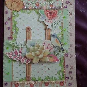 Bonita tarjeta de cumpleaños fiesta feliz cumpleaños regalos amigos familia alegría felicidad flores pájaro pedrería corazón diversión celebrar comida
