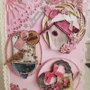 Carte joyeux anniversaire jardin nature fleurs roses oiseau romantique bonheur joie strass rose blanc amour nichoir coeur arosoir fontaine