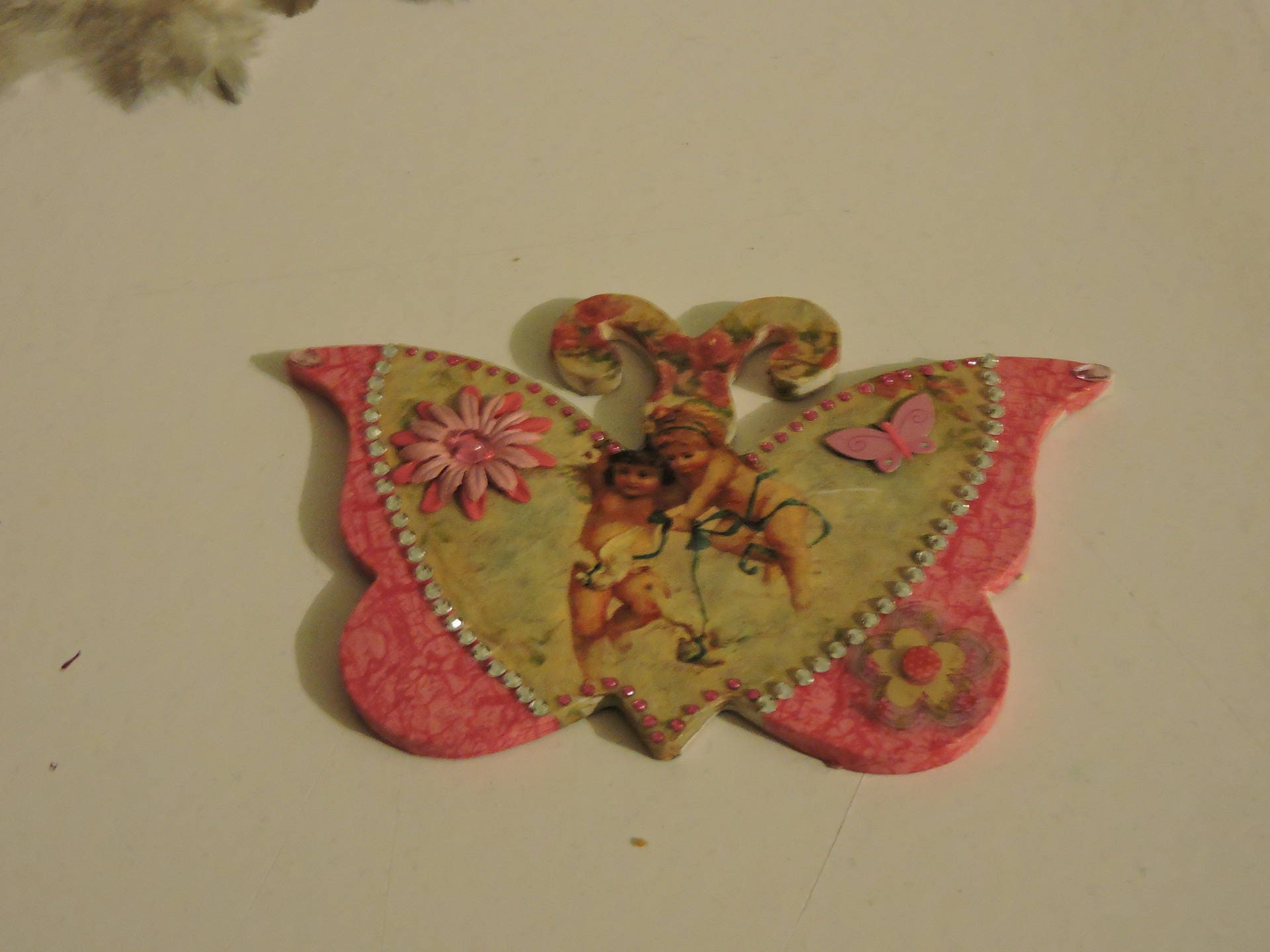 Joli Papillon Rose, Motif Anges, Décoré de Strass et Fleurs...