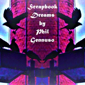 Peut inclure: Une couverture de livre avec le titre "Scrapbook Dreams" par Phil Gennuso. La couverture présente un mur de briques avec un schéma de couleurs violet et bleu et des silhouettes de corbeaux.