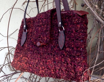 Red bag in crocheted boiled wool with shoulder handles in brown eco-leather, closed by zip