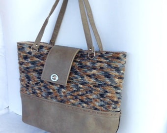 Handmade crochet bag in beige shaded wool, with bottom and shoulder handles in eco-leather