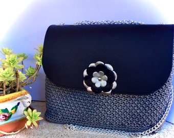 Sac au crochet avec fleur en cuir, élégant sac à main gris et noir avec bandoulière en métal