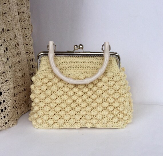 Borsetta color crema ad uncinetto a punto nocciolina con chiusura a scatto argentata e manico color avorio, pochette stile anni 50 Borsetta color crema ad uncinetto a punto nocciolina con chiusura a scatto argentata e manico color avorio, pochette stile anni 50