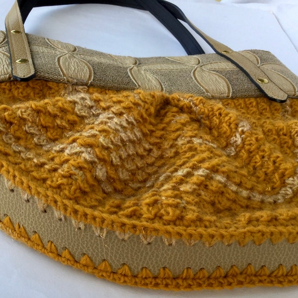 Borsa all’uncinetto in lana, borsa a spalla semicircolare, borsa in lana gialla e lurex con parti in tessuto