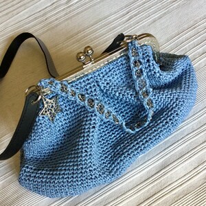 Sac en raphia au crochet avec fermeture à pression, pochette à pâtisserie douce de style vintage, pochette d'été avec poignée et bandoulière