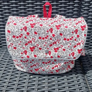 Cartable maternelle  bretelles réglables personnalisable avec prénom, sac à dos à bretelles, rentrée scolaire, fille, fleurs rouge et grises