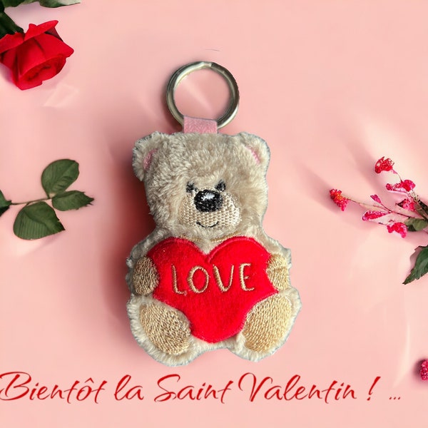 porte clés saint valentin, ourson et son cœur LOVE en peluche,  porte clés peluche, porte clés ourson,