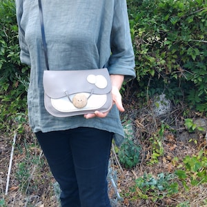 sac pochette en cuir, à bandoulière, pour femme / petit sac plat cuir souple / sacoche de vacances / pochette bandoulière cousue main