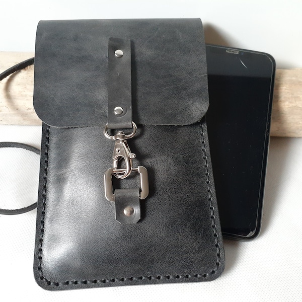 Pochette téléphone à bandoulière en cuir noir avec fermoir mousqueton / sacoche téléphone / pochette à lunettes avec lanière / cousu main.