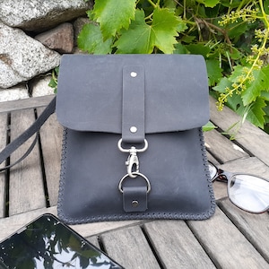 Sacoche homme en cuir noir, à bandoulière, plate, avec fermoir mousqueton / Pochette homme à bandoulière / Sac homme en cuir cousu main.