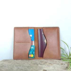 Porta-passaporte/porta-documentos de veículo/registro de veículo em couro marrom costurado à mão/carteira minimalista masculina.