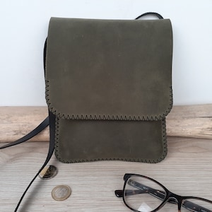 sacoche en cuir vert sans soufflet / pochette à bandoulière pour homme / petit sac artisanal en cuir cousu main / cadeau pour lui.