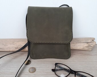 sacoche en cuir vert sans soufflet / pochette à bandoulière pour homme / petit sac artisanal en cuir cousu main / cadeau pour lui.