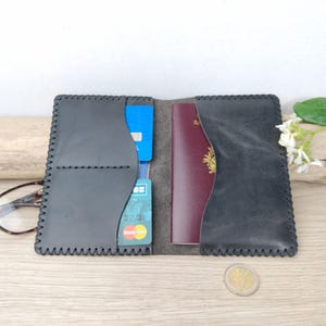 étui carte grise en cuir vieilli noir gris / étui passeport / porte papiers de voiture / portefeuille minimaliste homme / cuir cousu main.