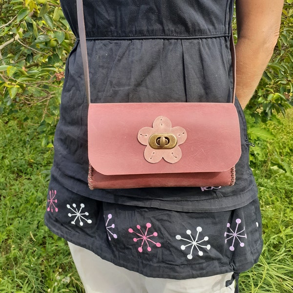 Sac femme en cuir avec fermoir tourniquet et décoration fleur/ petit sac artisanal en cuir brique/ modèle unique cousu main.