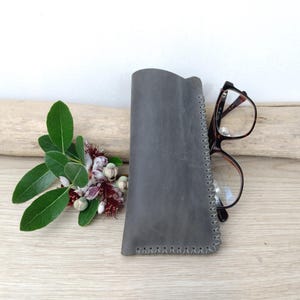 Etui à lunettes souple en cuir gris / étui à lunettes minimaliste / pochette pour lunettes / cousu main.