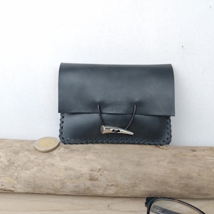 Porte-monnaie original homme en cuir noir / porte-monnaie minimaliste / Porte-monnaie artisanal effet rustique / cuir cousu main.